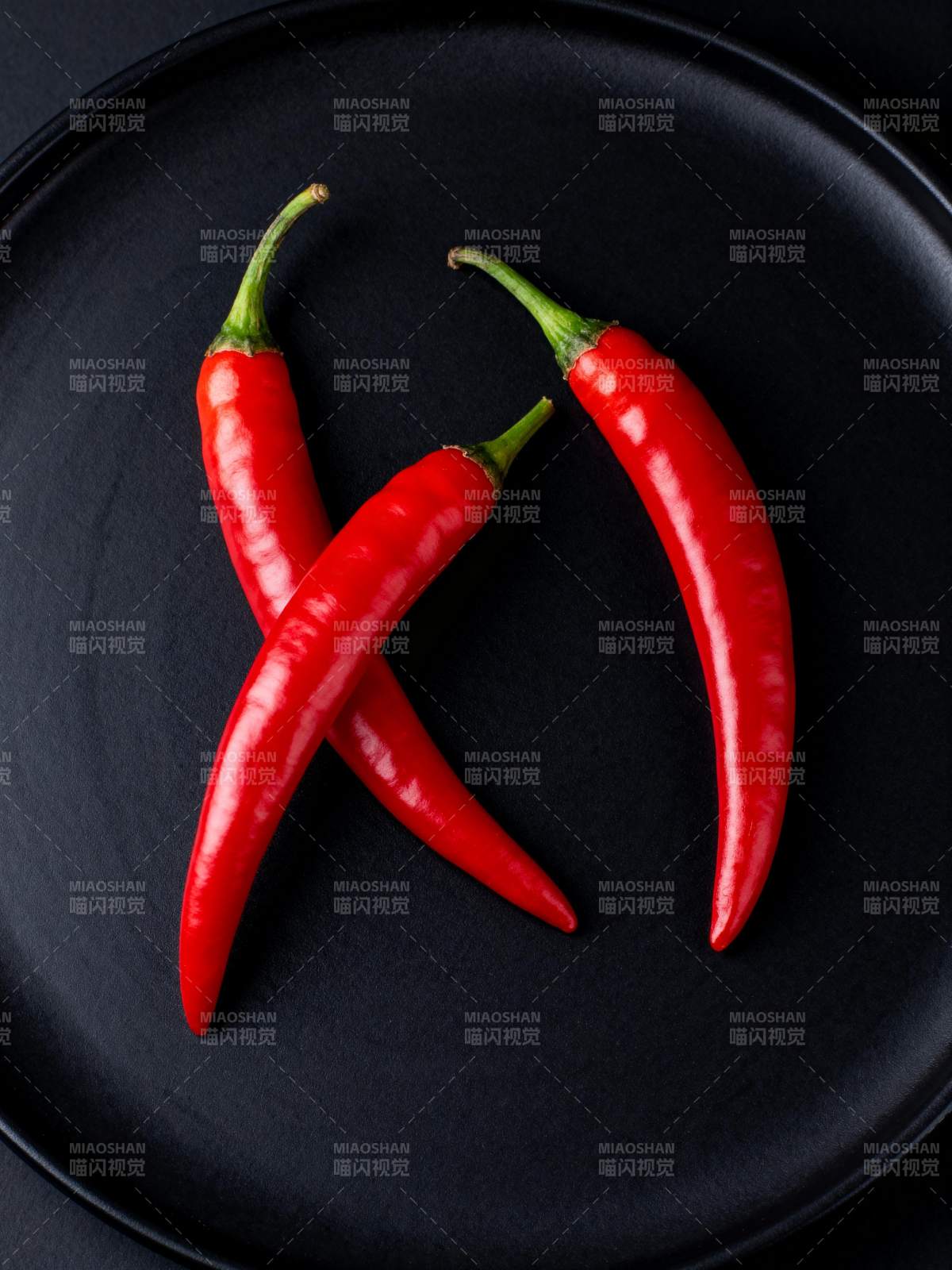 红椒交错黑盘图片