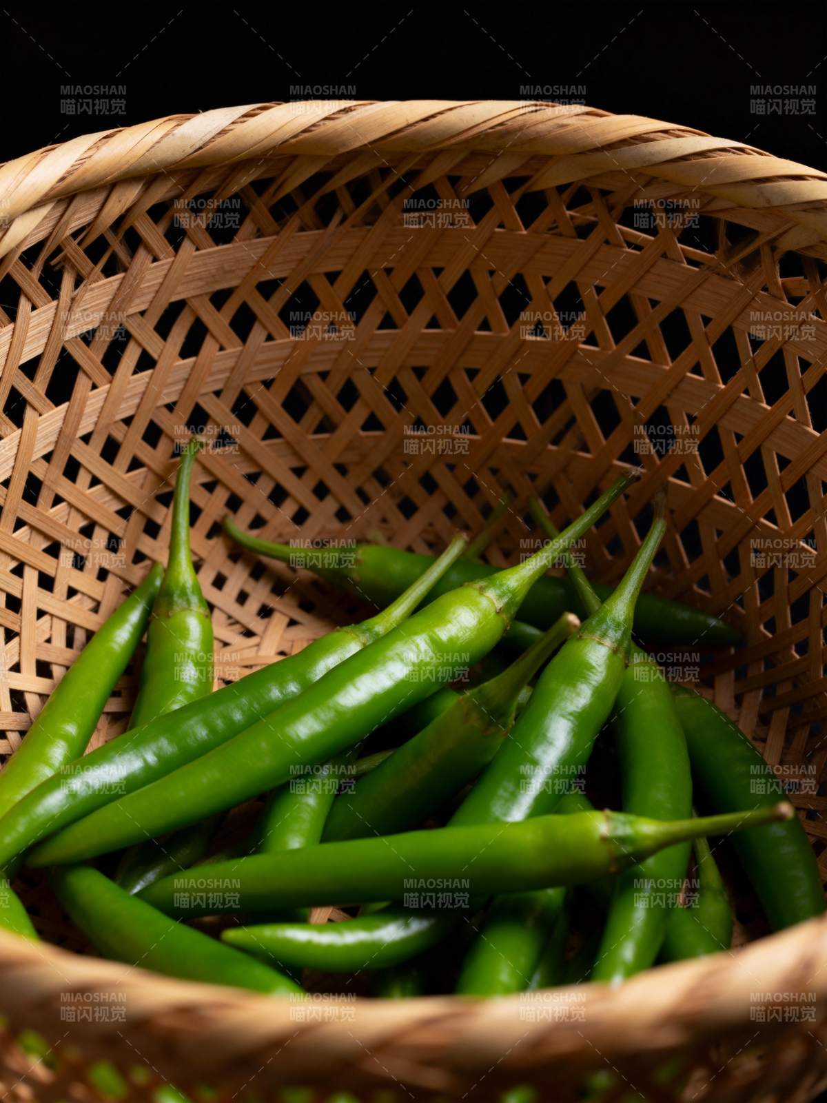 青椒篮中鲜绿图片