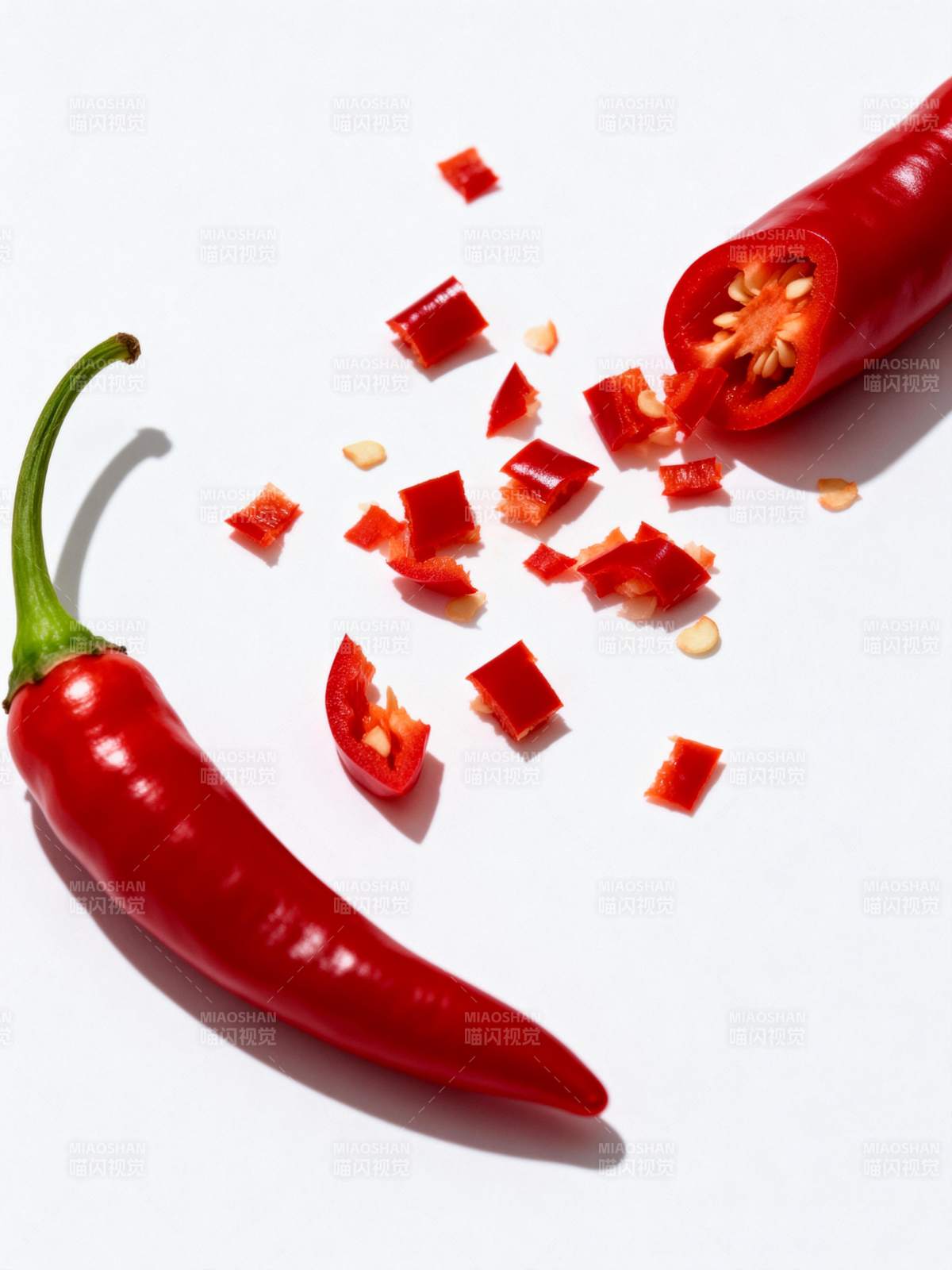 红椒切片散落图图片