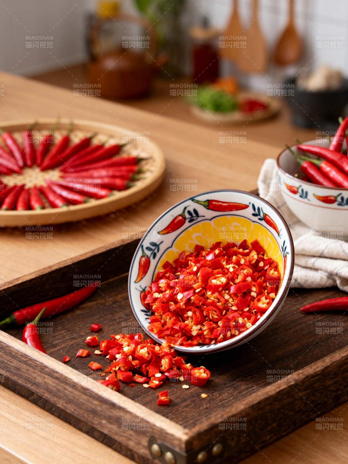 红椒切碎备料中图片