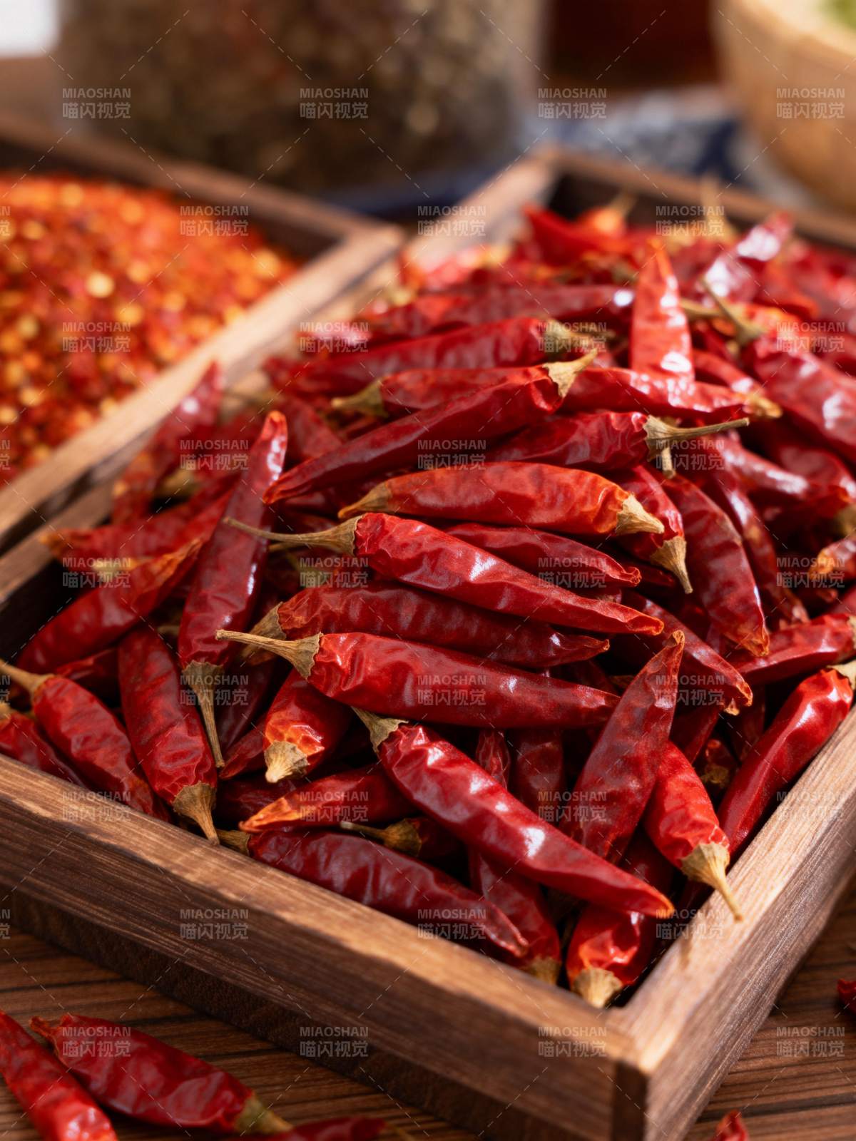 红辣椒堆满木盒图片