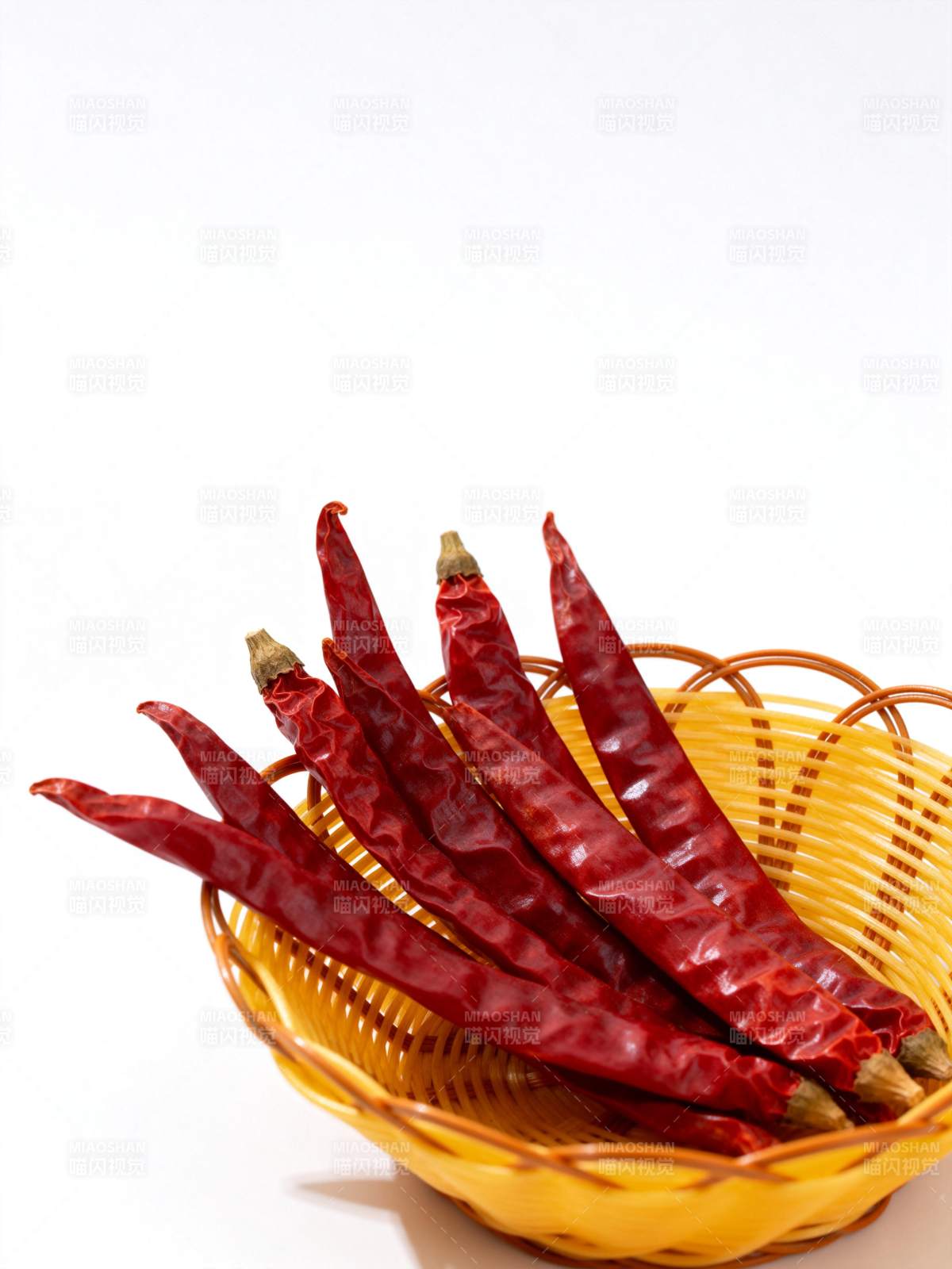 红辣椒在篮中图片