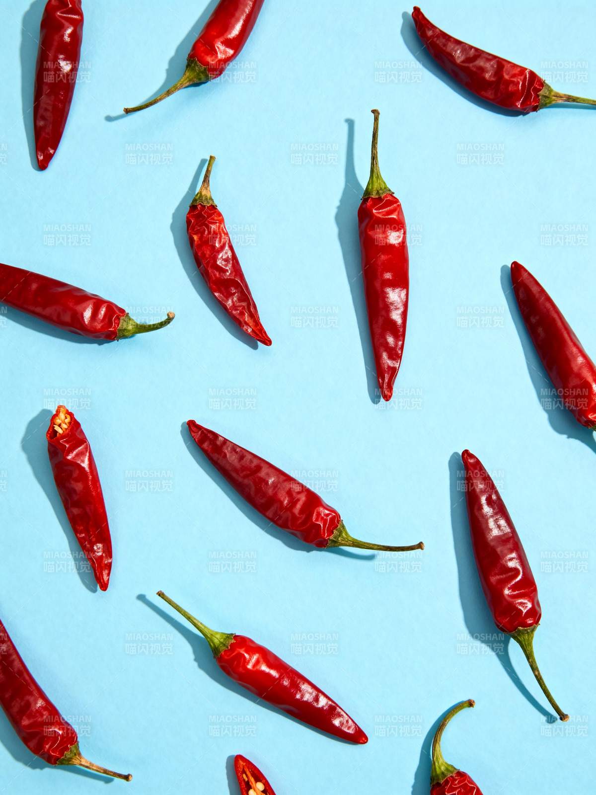 红辣椒点缀蓝背景图片