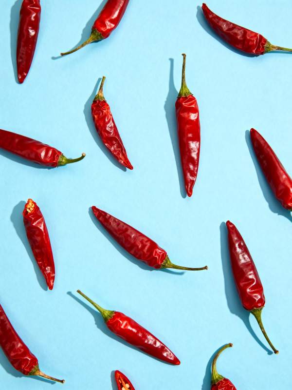 红辣椒点缀蓝背景图片
