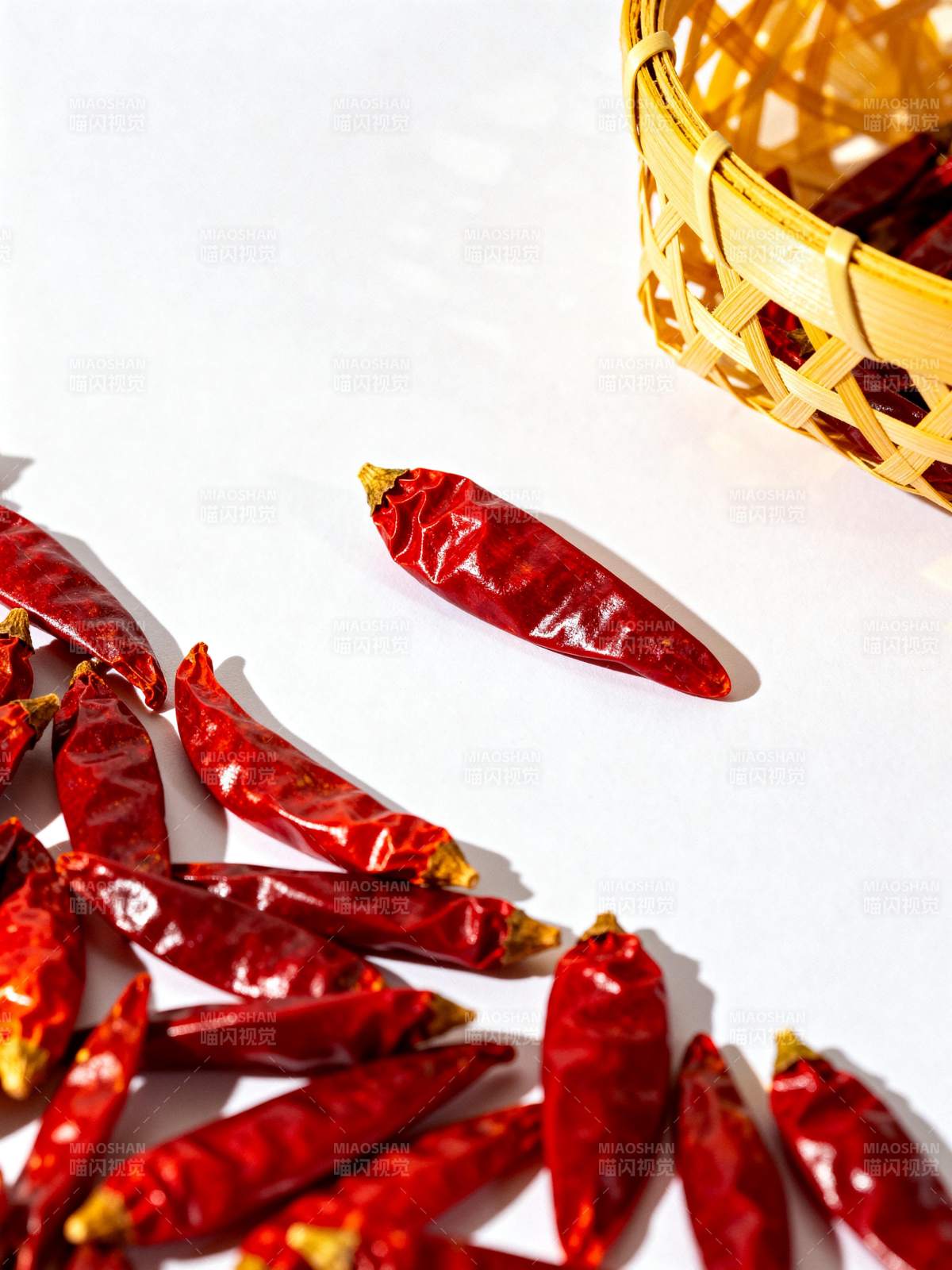 红辣椒散落篮边图片