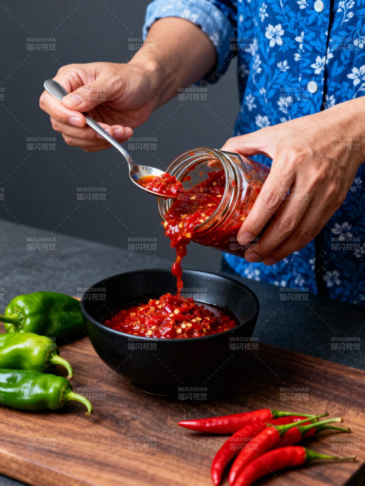 辣椒酱制作中图片