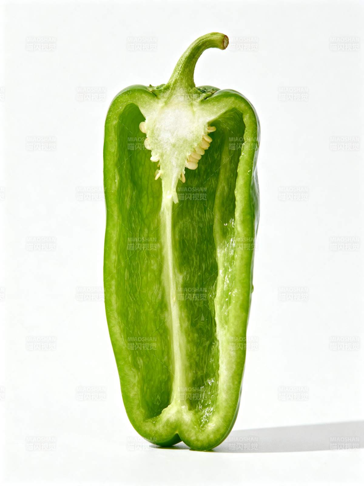 青椒切半 鲜嫩多汁图片