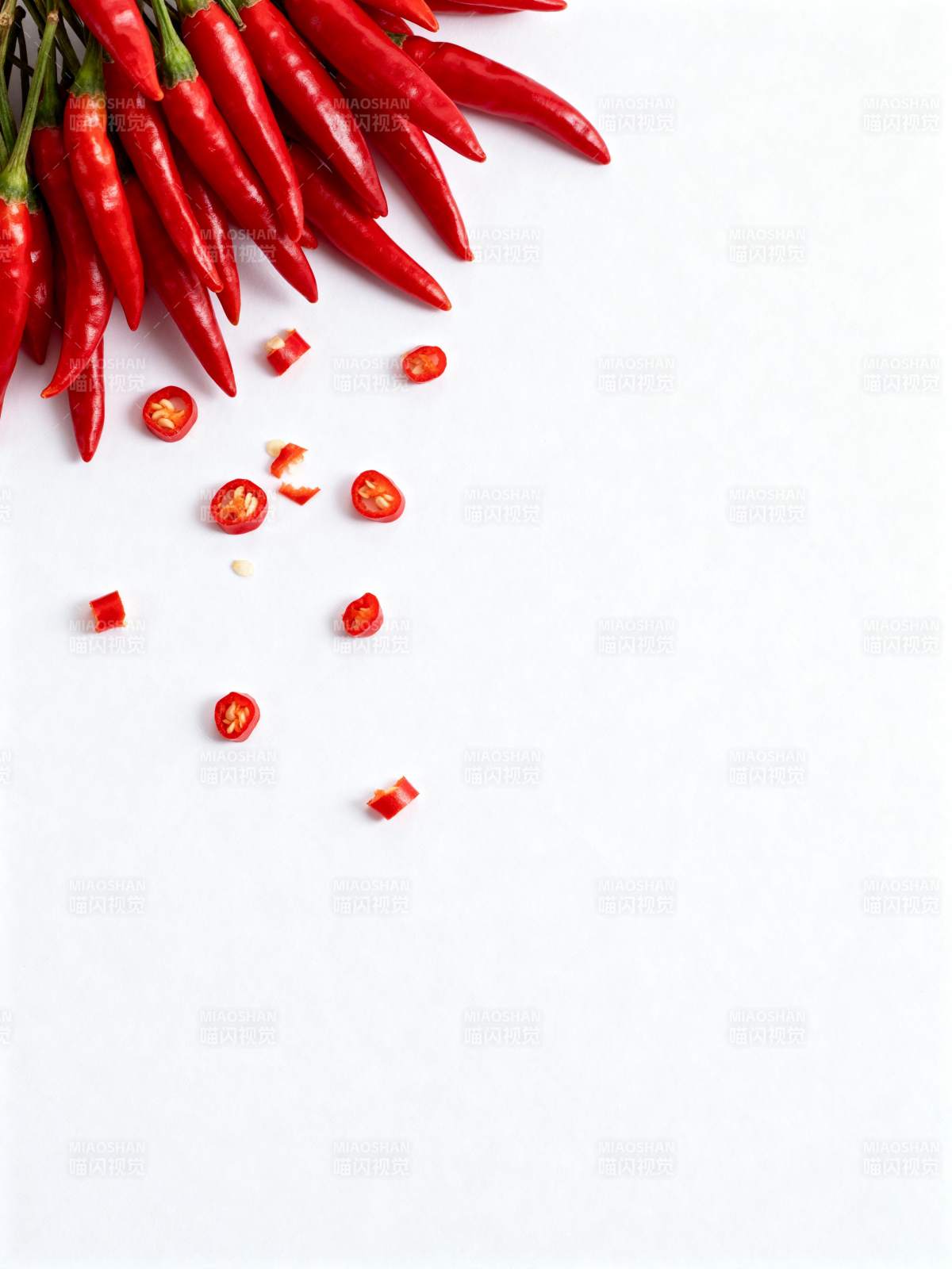 红辣椒散落白背景图片