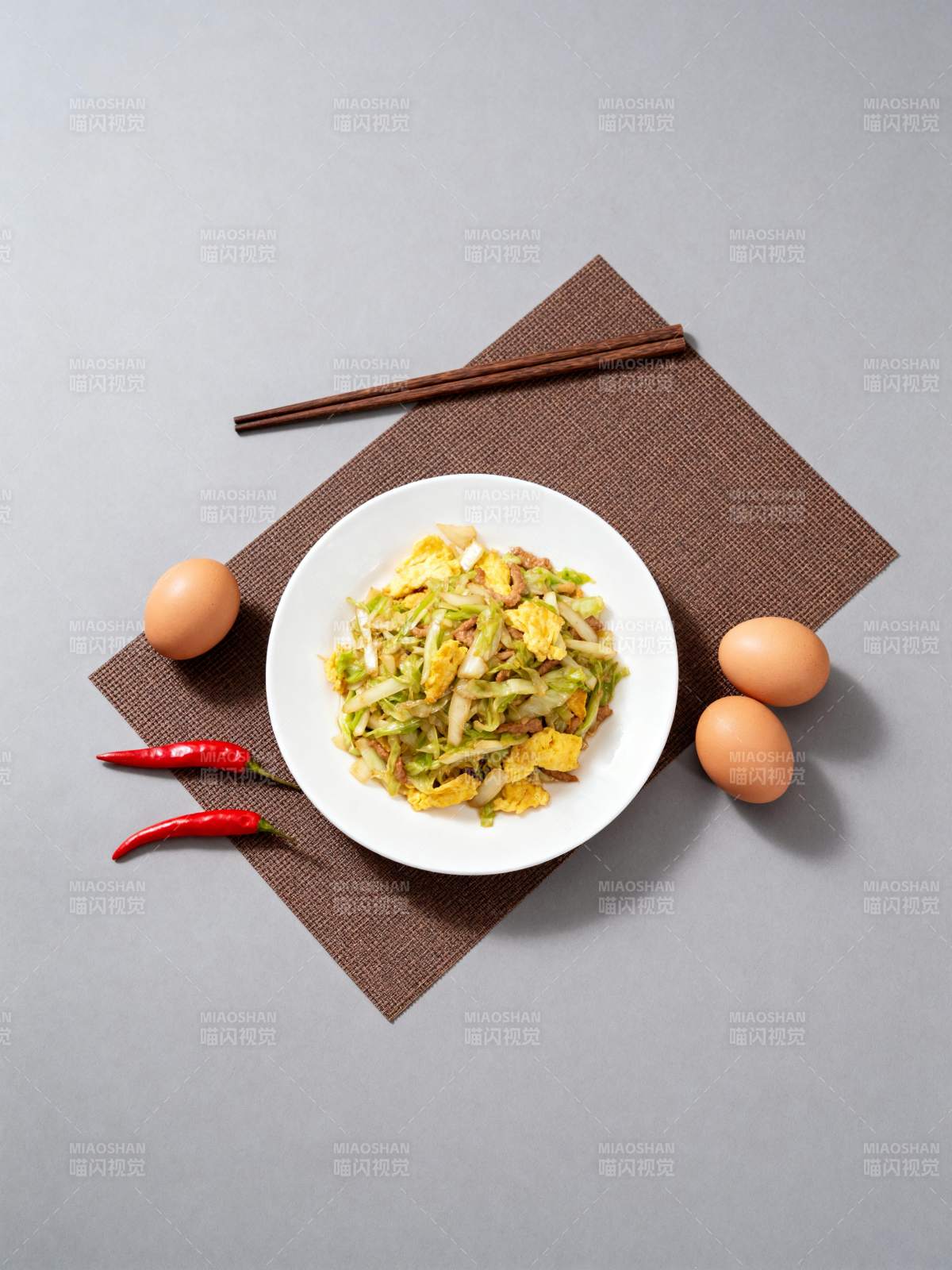 炒蛋卷心菜配辣椒图片