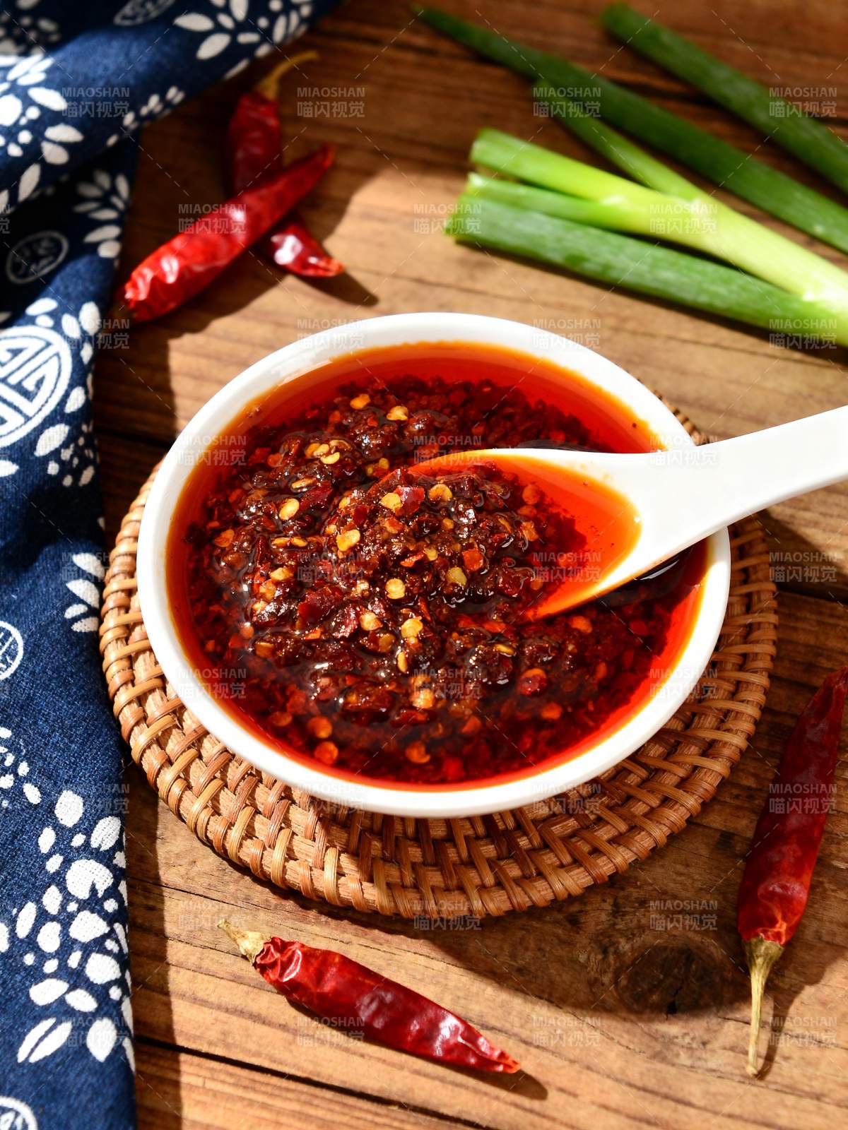 香辣红油辣椒酱图片