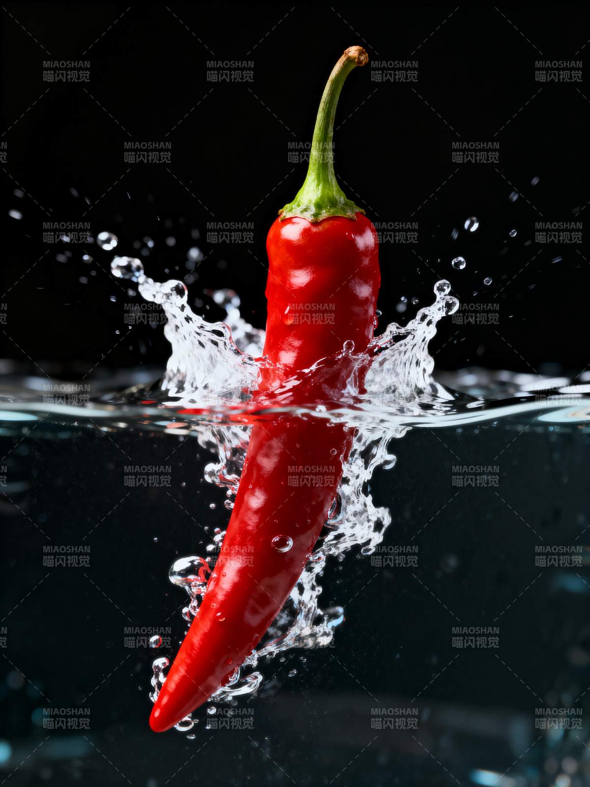 红椒入水溅起水花图片