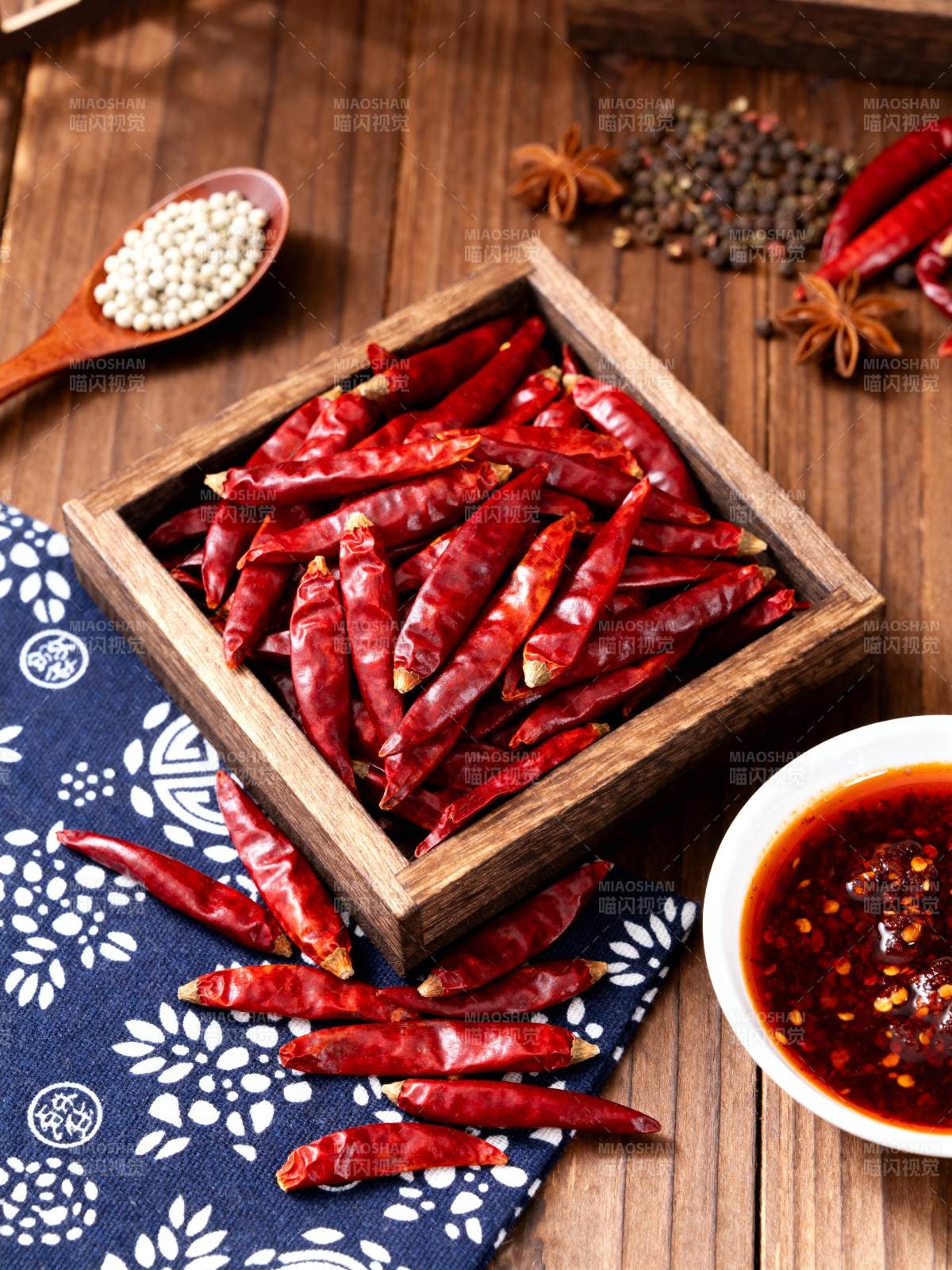 红辣椒与香料摆盘图片