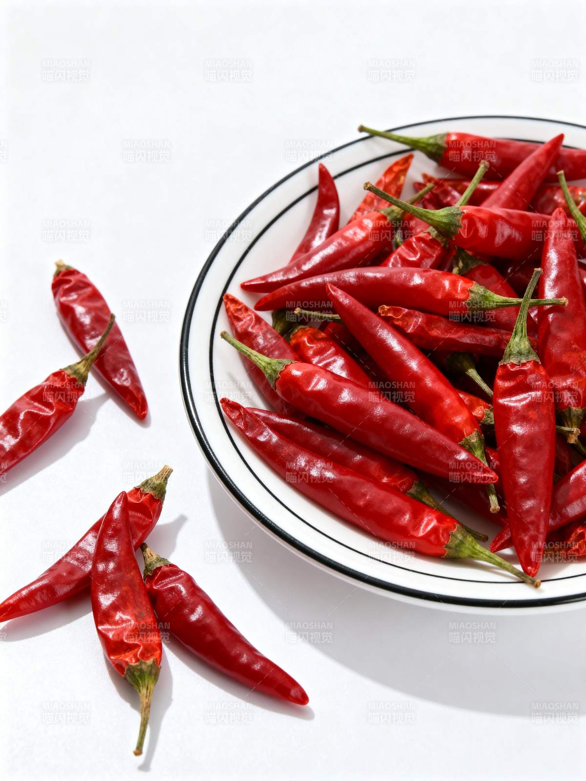 红辣椒盘中盛放图片