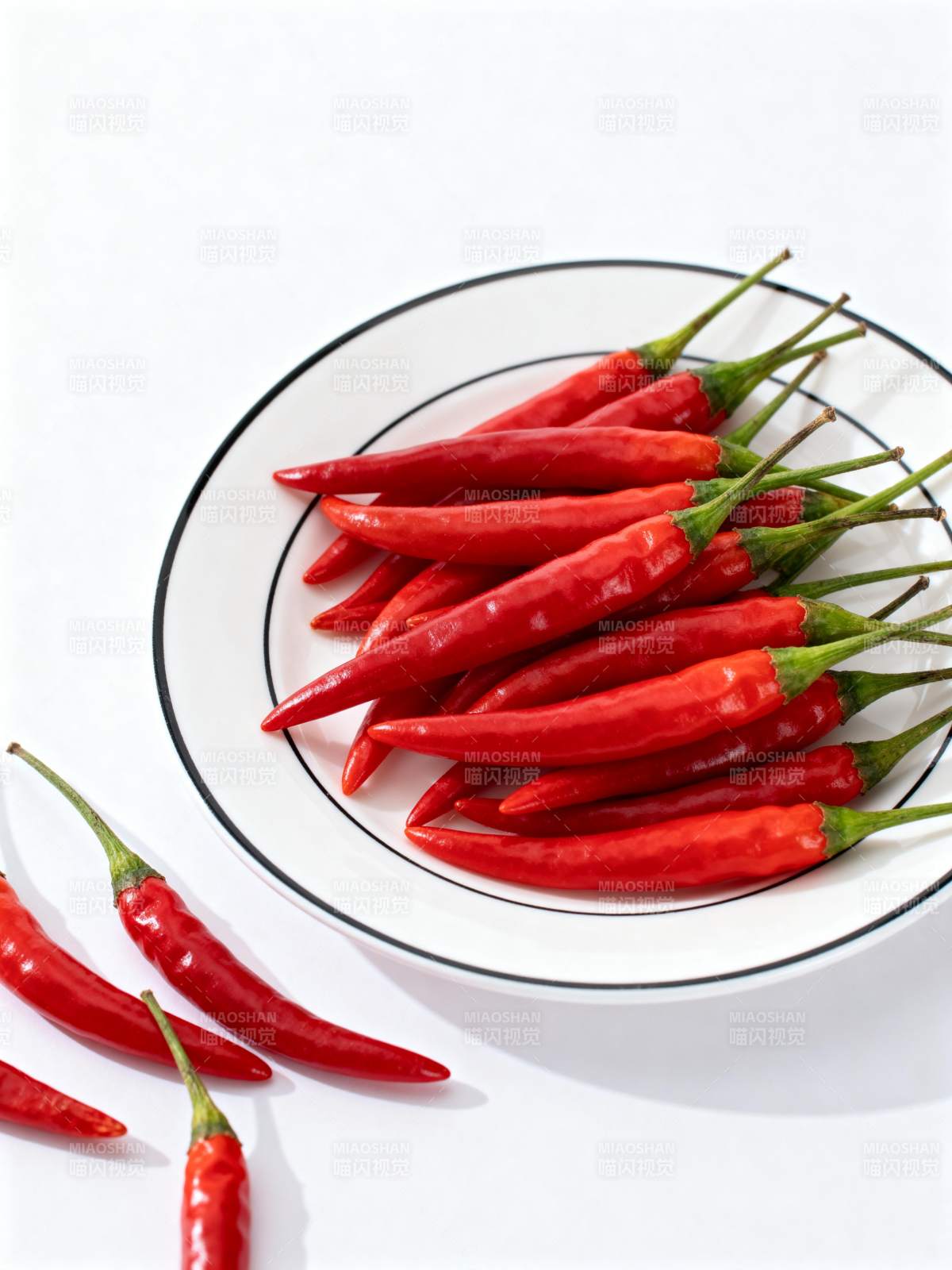 红辣椒盘中摆放图片