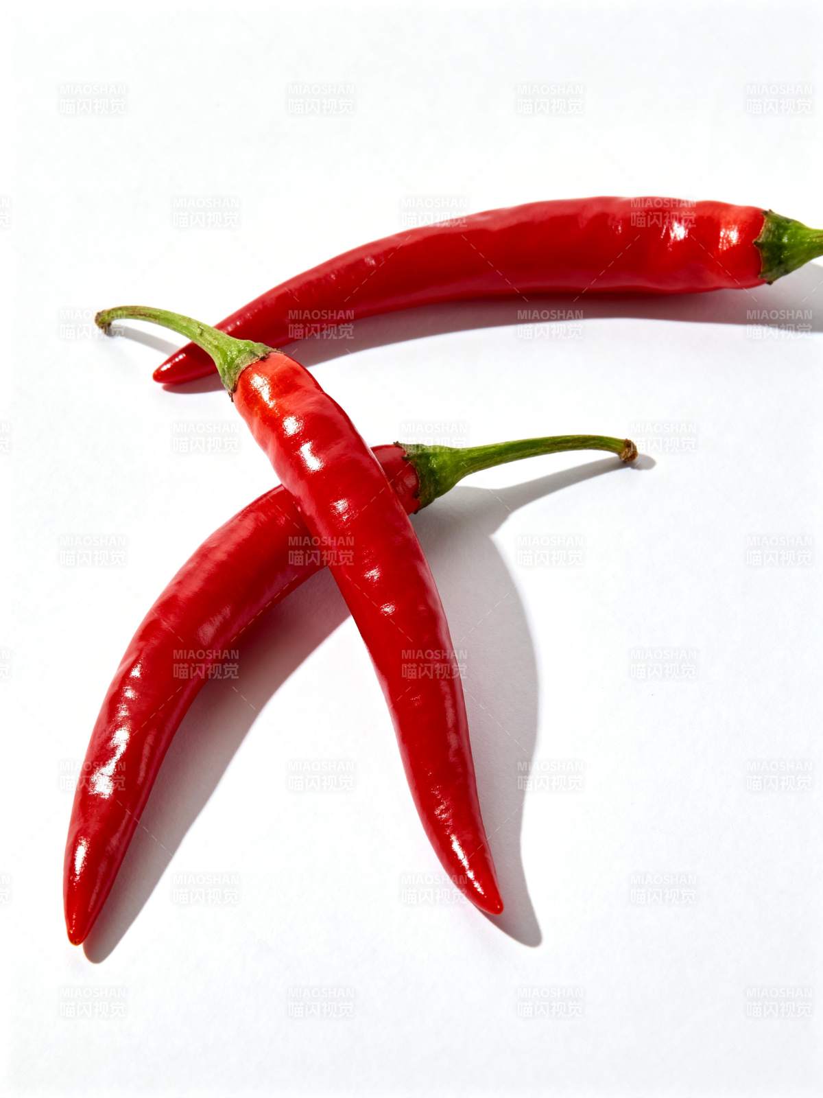 红辣椒三只交叉摆放图片