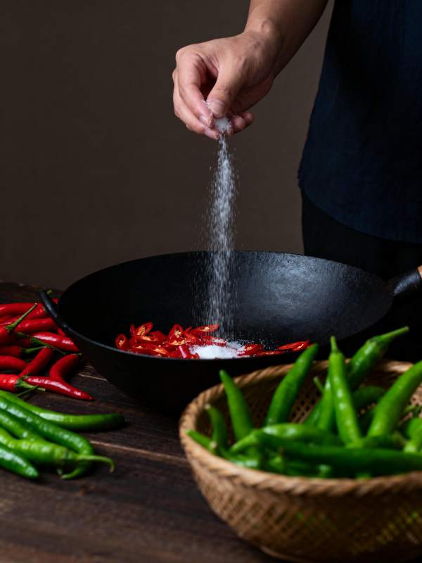 撒盐炒辣椒图片