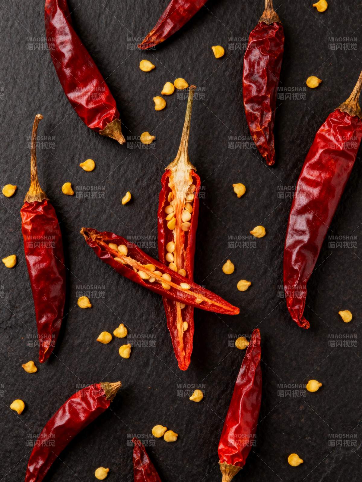 红辣椒与籽粒特写图片