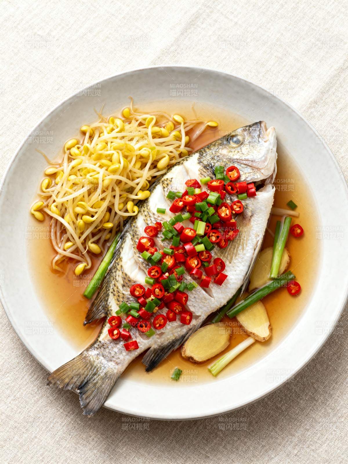 清蒸鱼配豆芽辣椒图片
