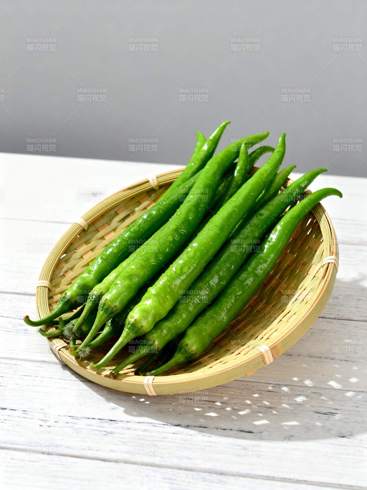 青椒篮中鲜绿图片