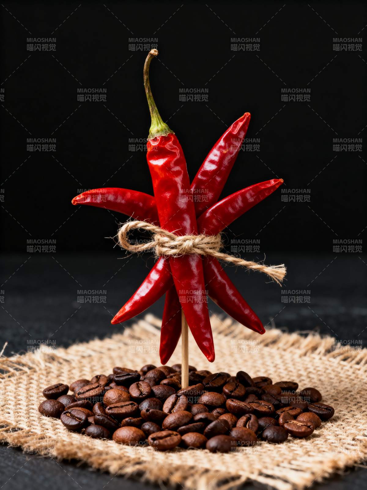 辣椒与咖啡豆艺术摆设图片