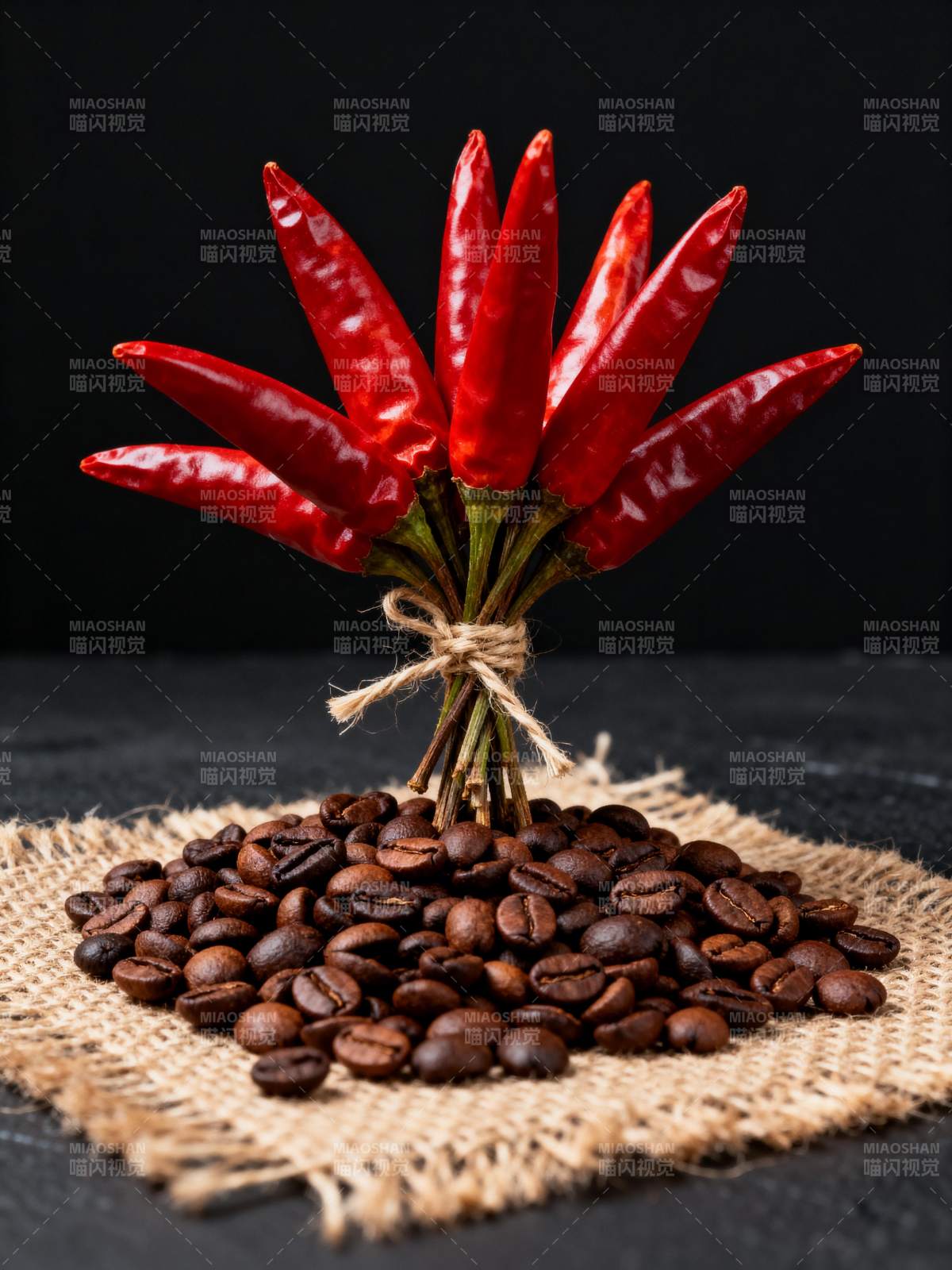 辣椒与咖啡豆图片