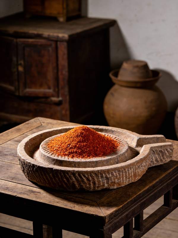 古朴石盘盛红椒粉图片