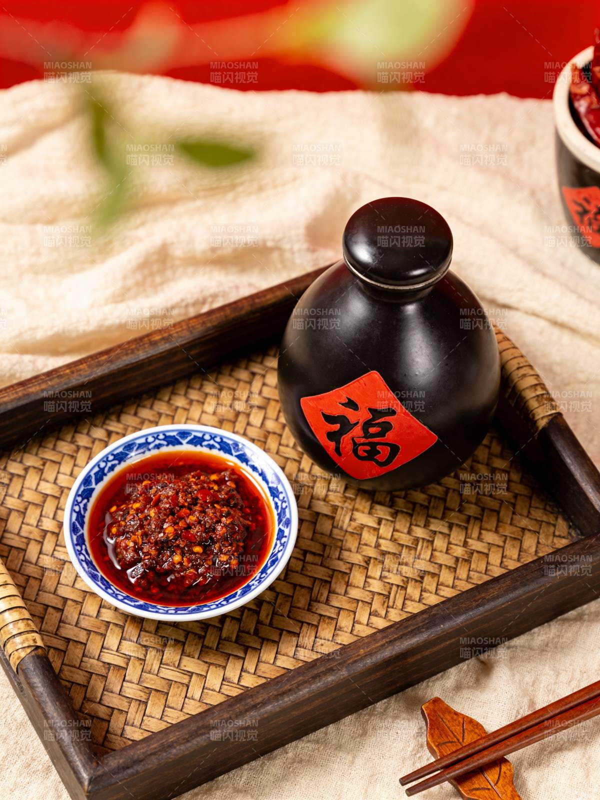 福字酒与辣酱图片