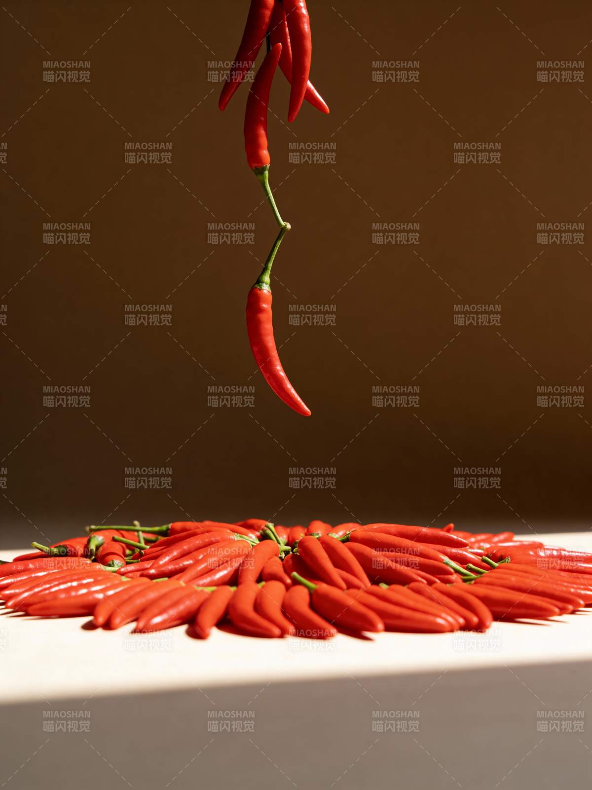红椒坠落瞬间图片