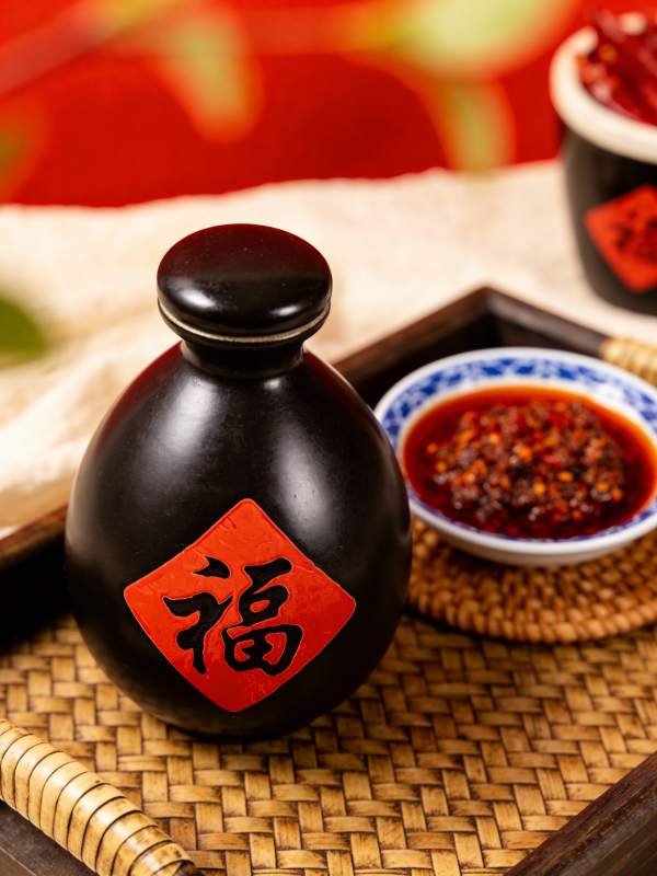福字酒瓶配辣酱图片
