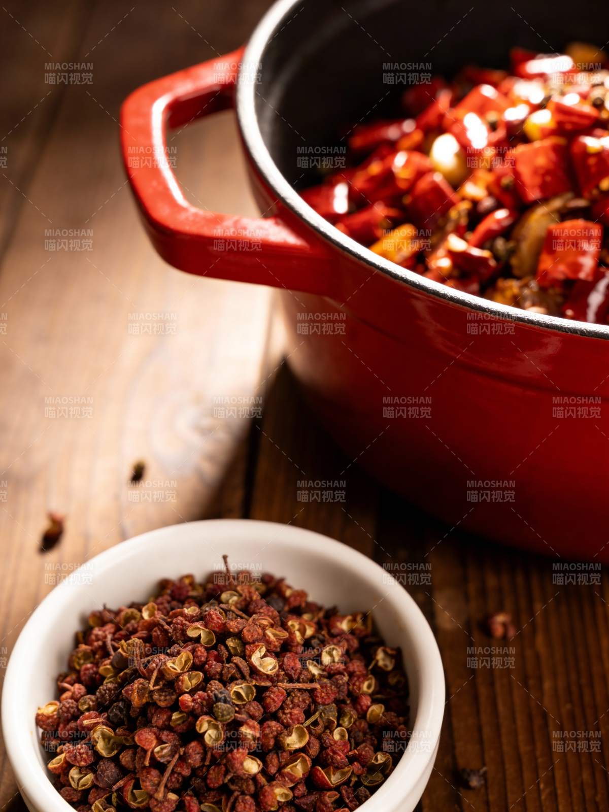 红锅炖菜配花椒图片