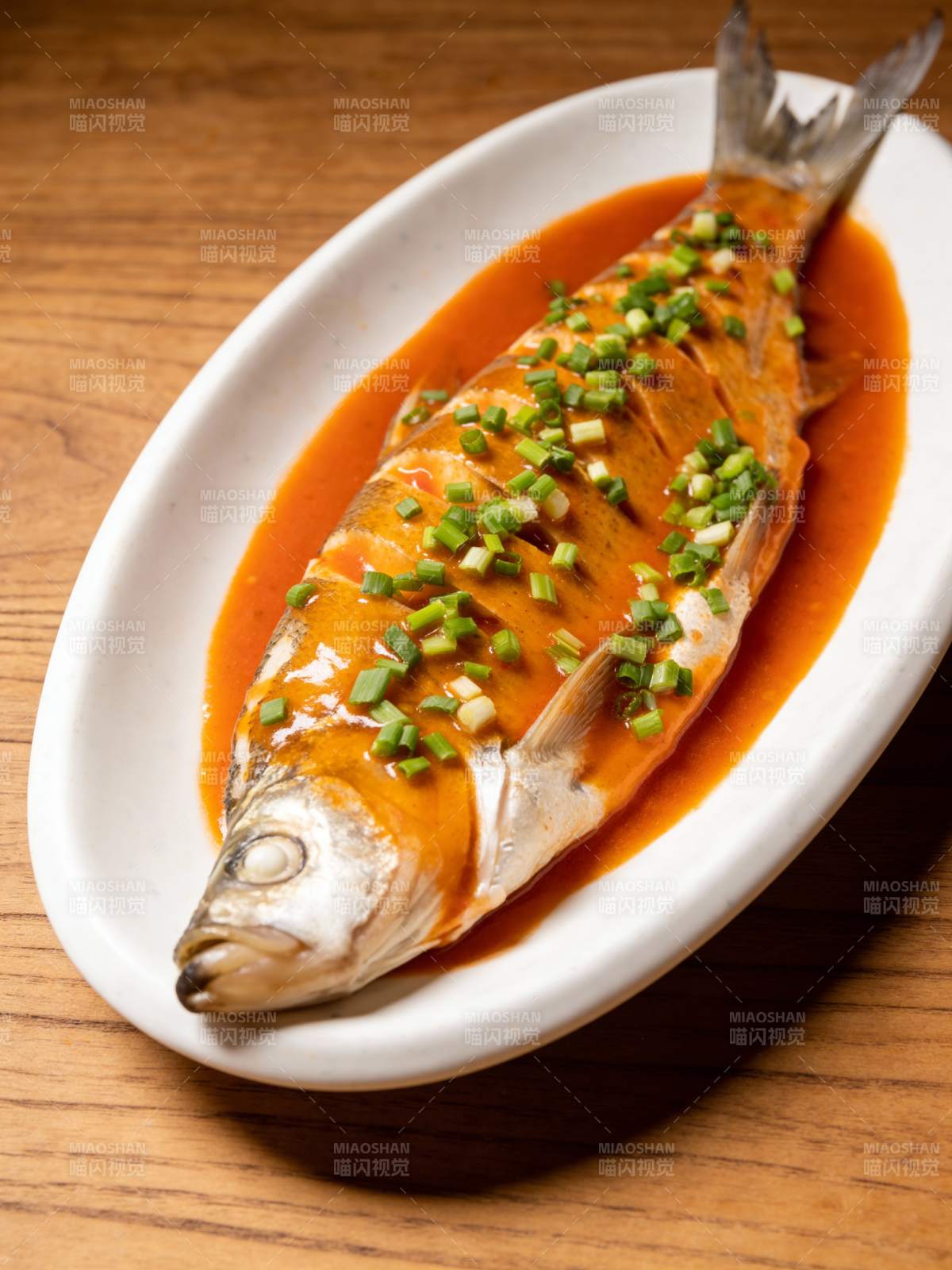 清蒸鱼配葱花图片