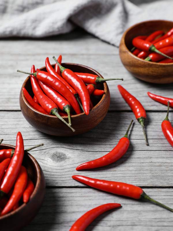 红辣椒盛木碗中图片