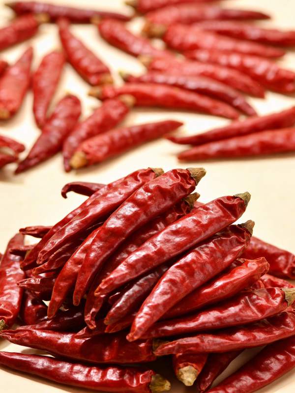 红辣椒堆叠特写图片