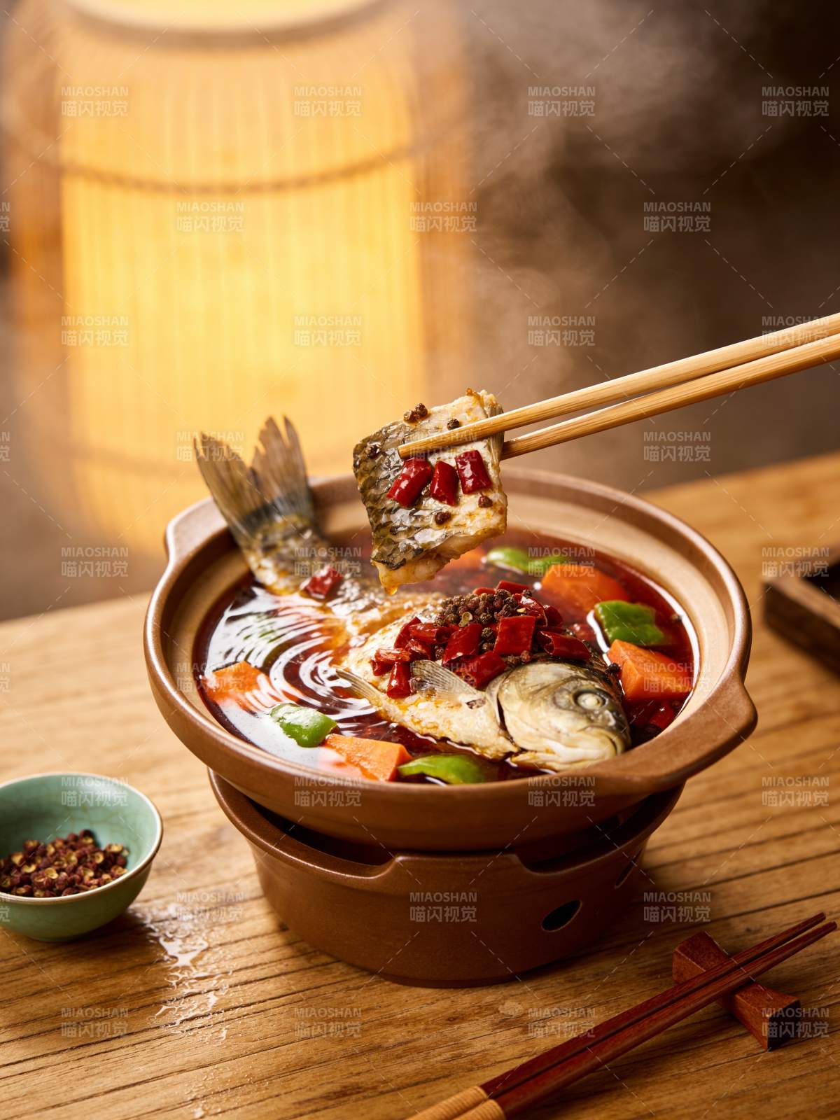 热气腾腾的鱼汤锅图片