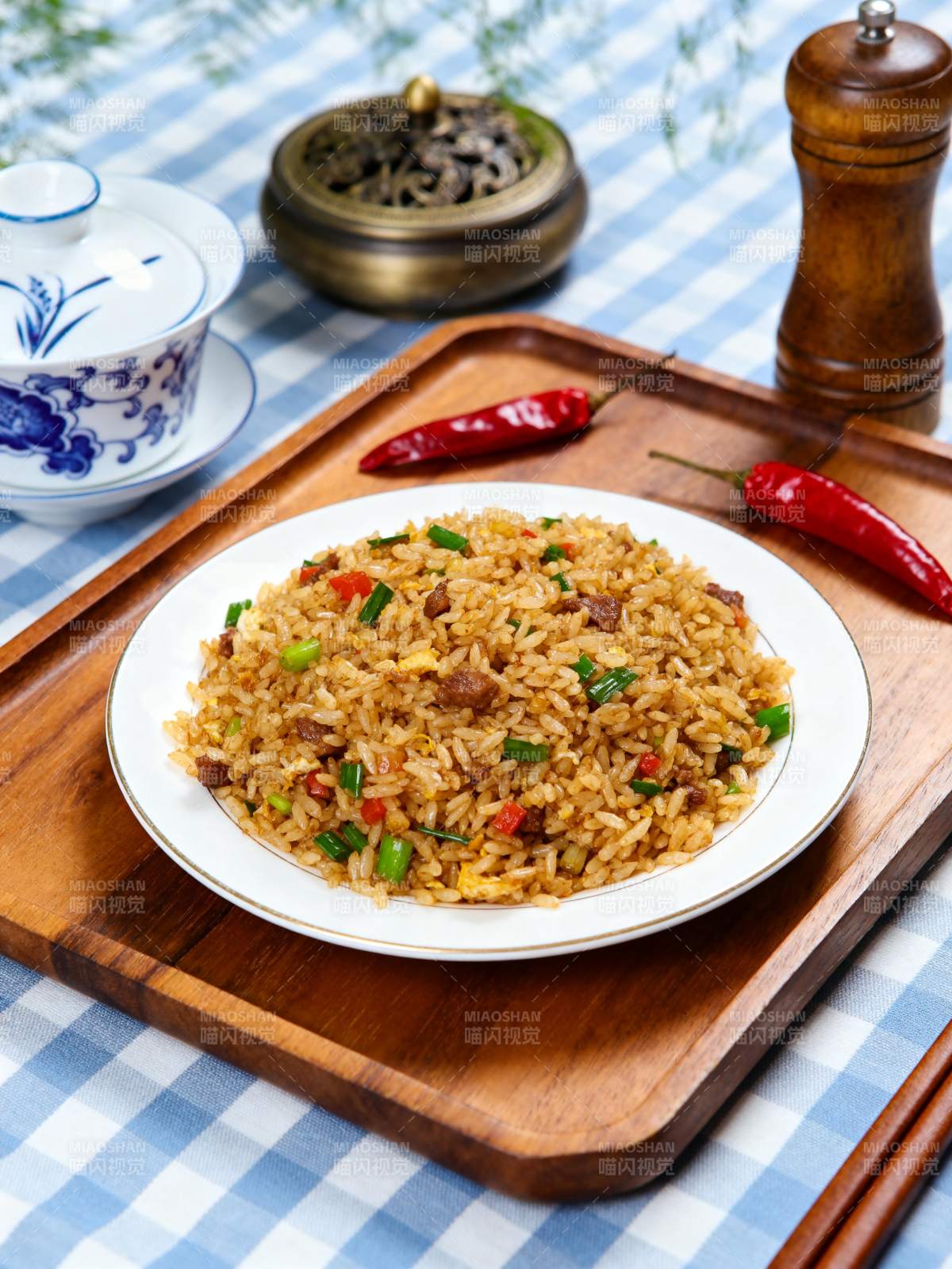 美味炒饭配辣椒图片