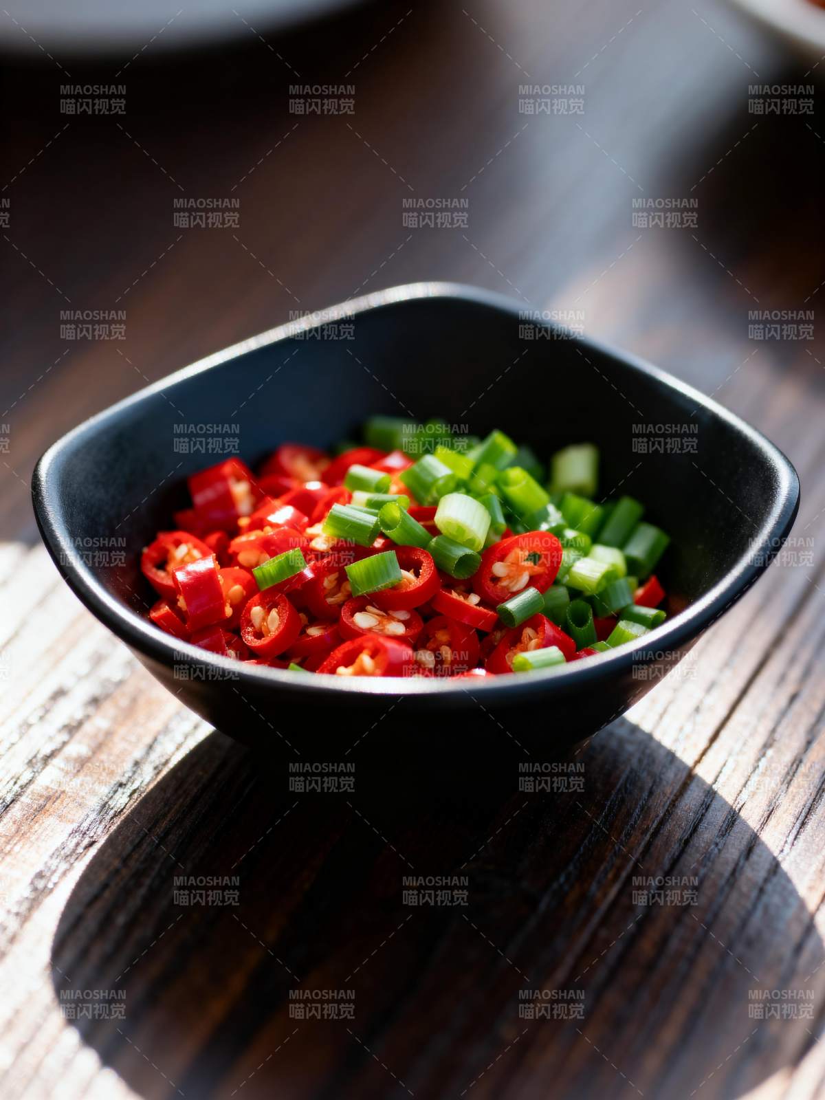 红椒青葱小碟图片