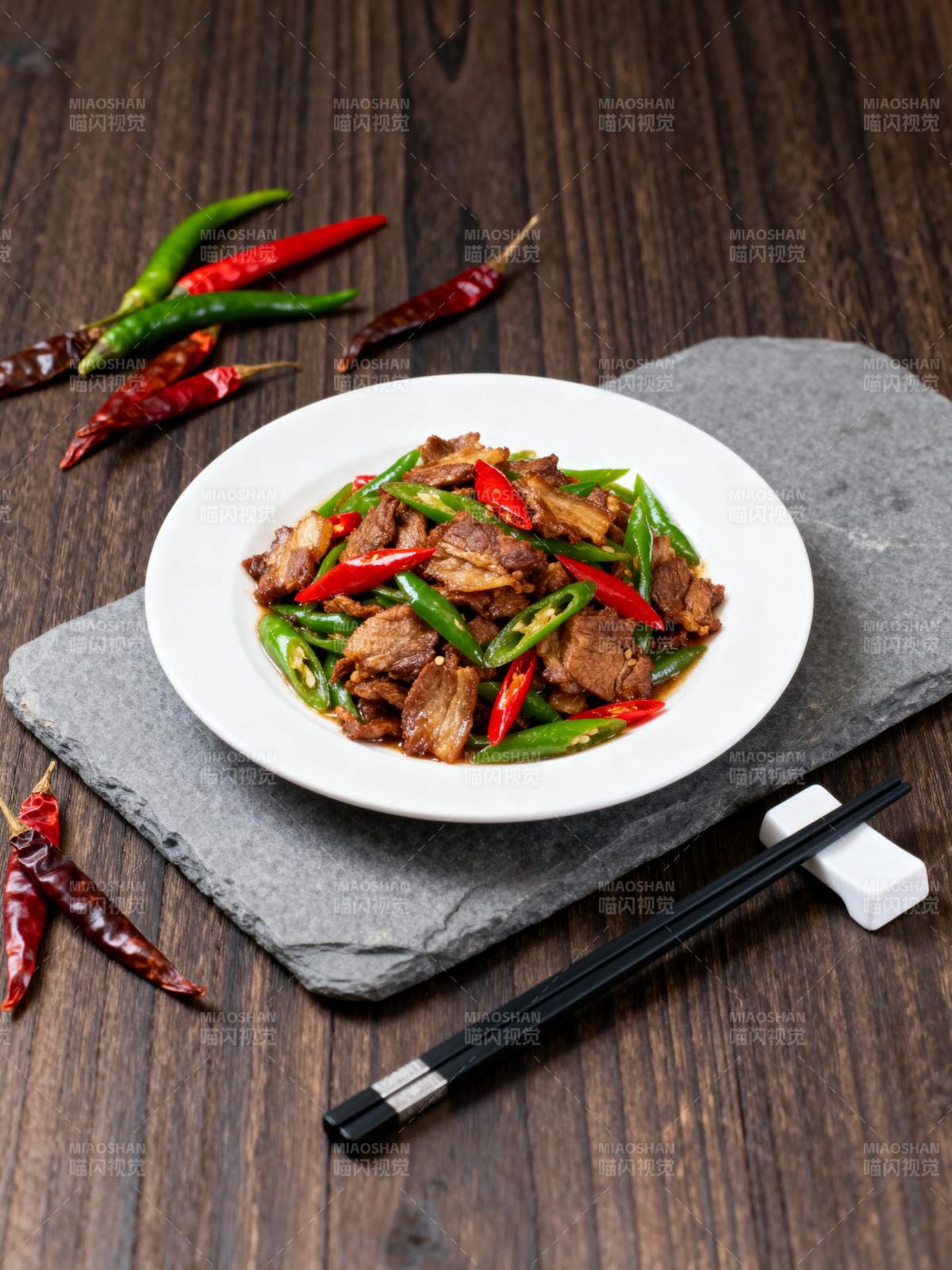 辣炒牛肉配青红椒图片