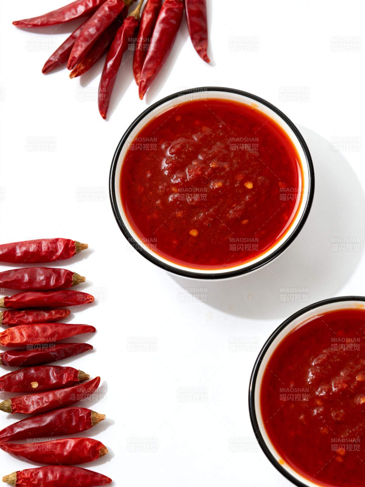 红椒酱与干辣椒图片