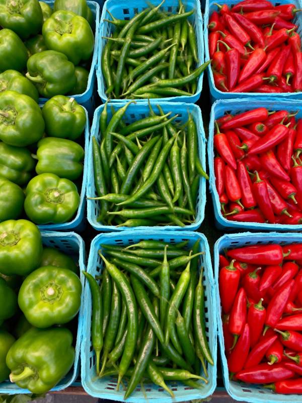 新鲜辣椒与青椒图片