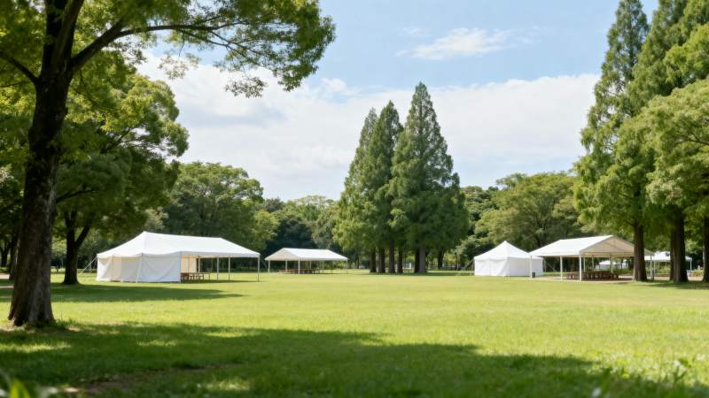 公园草坪上的白色帐篷图片