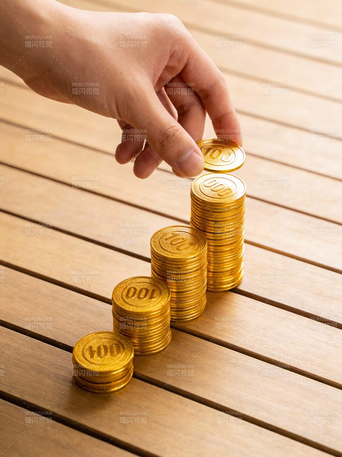 金币堆叠增长图片