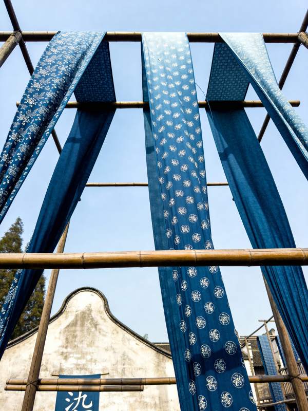 蓝染布匹晒太阳图片