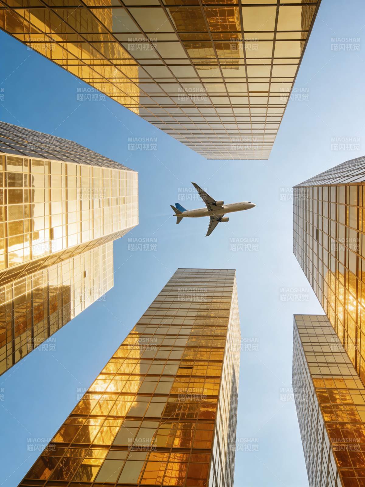 城市之巅 飞机掠过图片