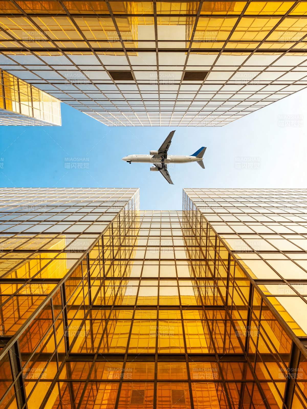 高楼间飞过的飞机图片