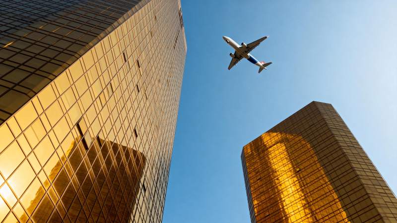 高楼间飞过的飞机图片