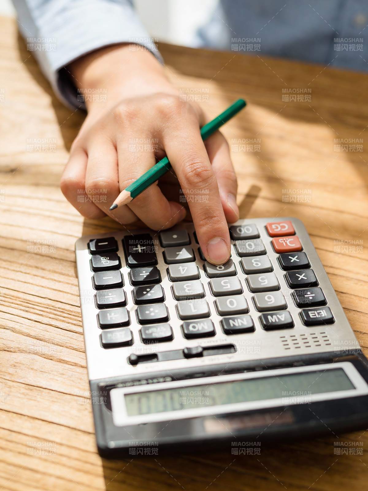 手握笔按计算器图片