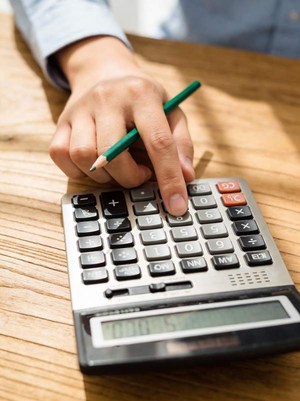 手握笔按计算器图片