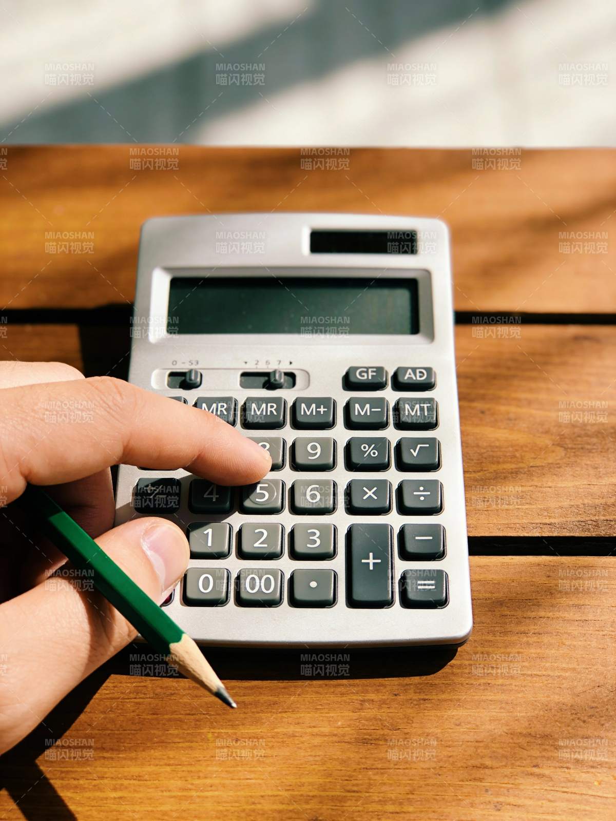 手握铅笔按计算器图片
