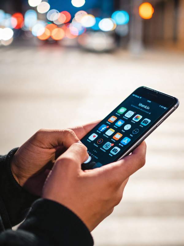 夜景中使用手机图片