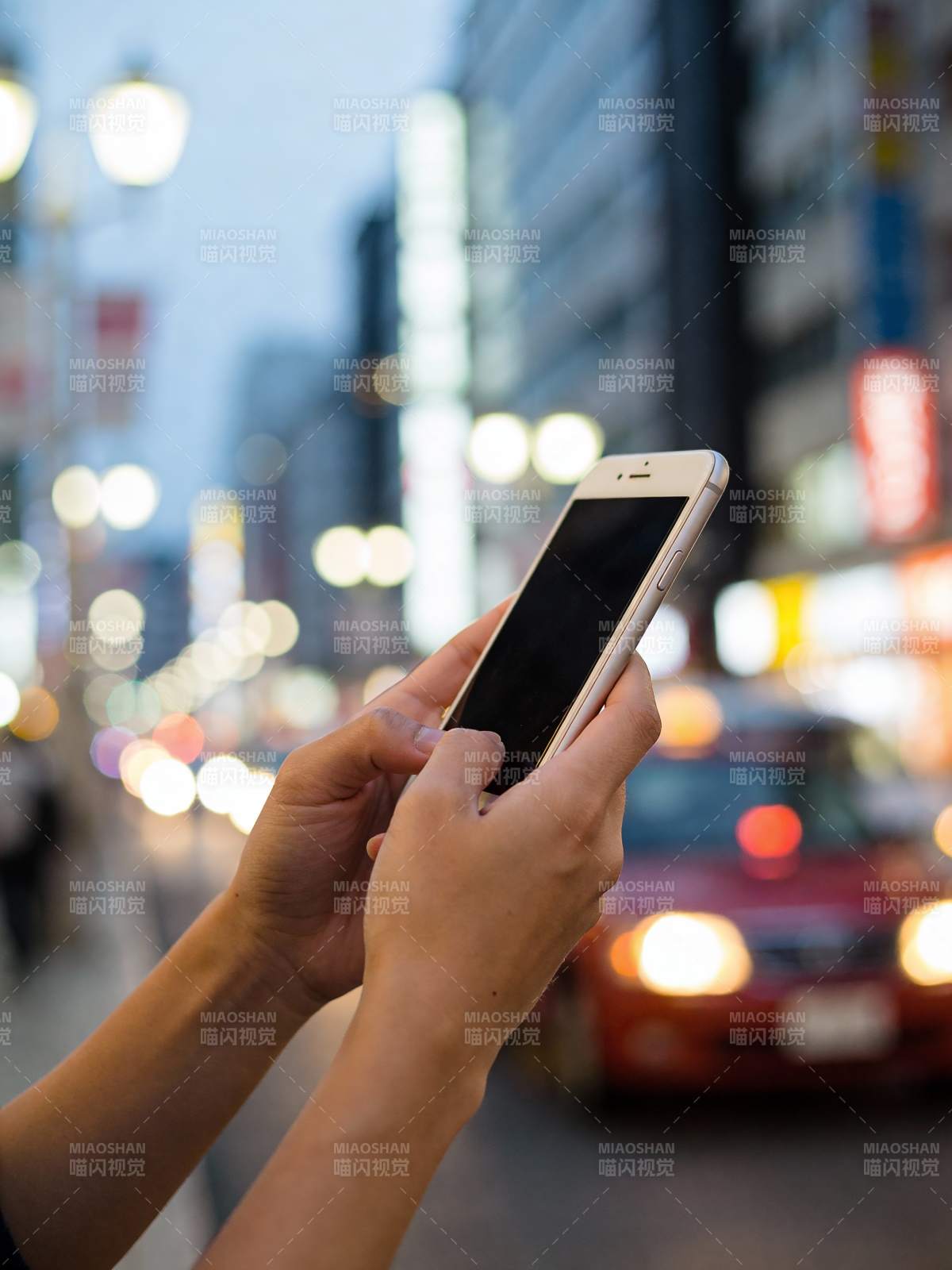 都市夜景中的手机图片